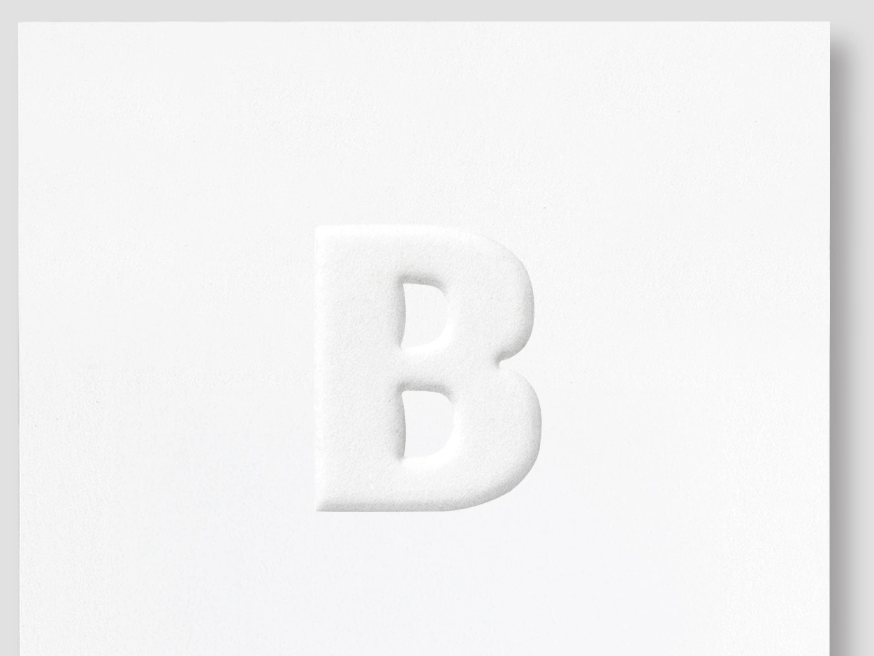 흰색 세로 명함의 영문자 B를 도톰하게 올린 형압 접사