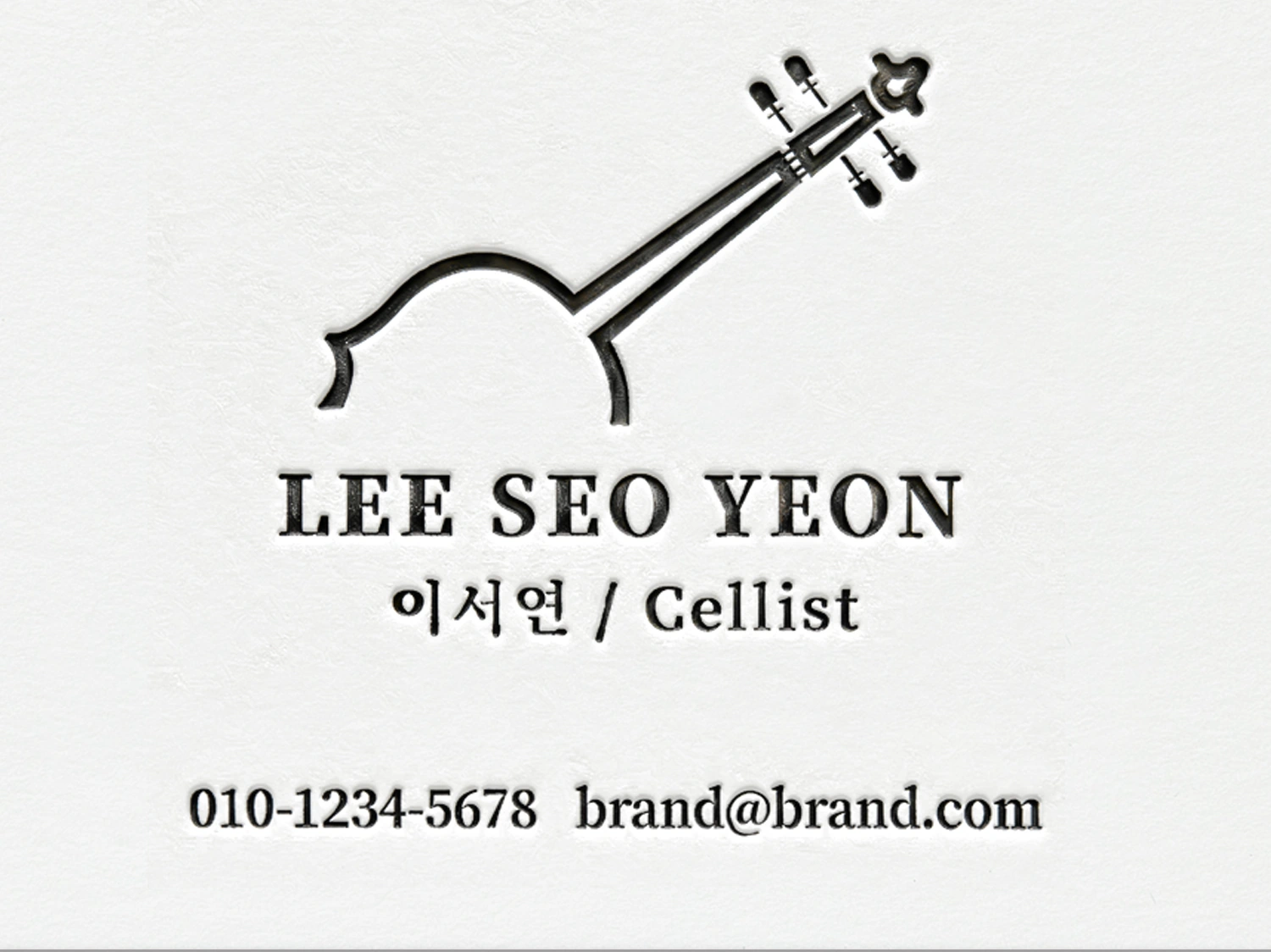 현악기 아이콘과 이름·연락처가 검정으로 눌려 인쇄된 레터프레스 명함 접사